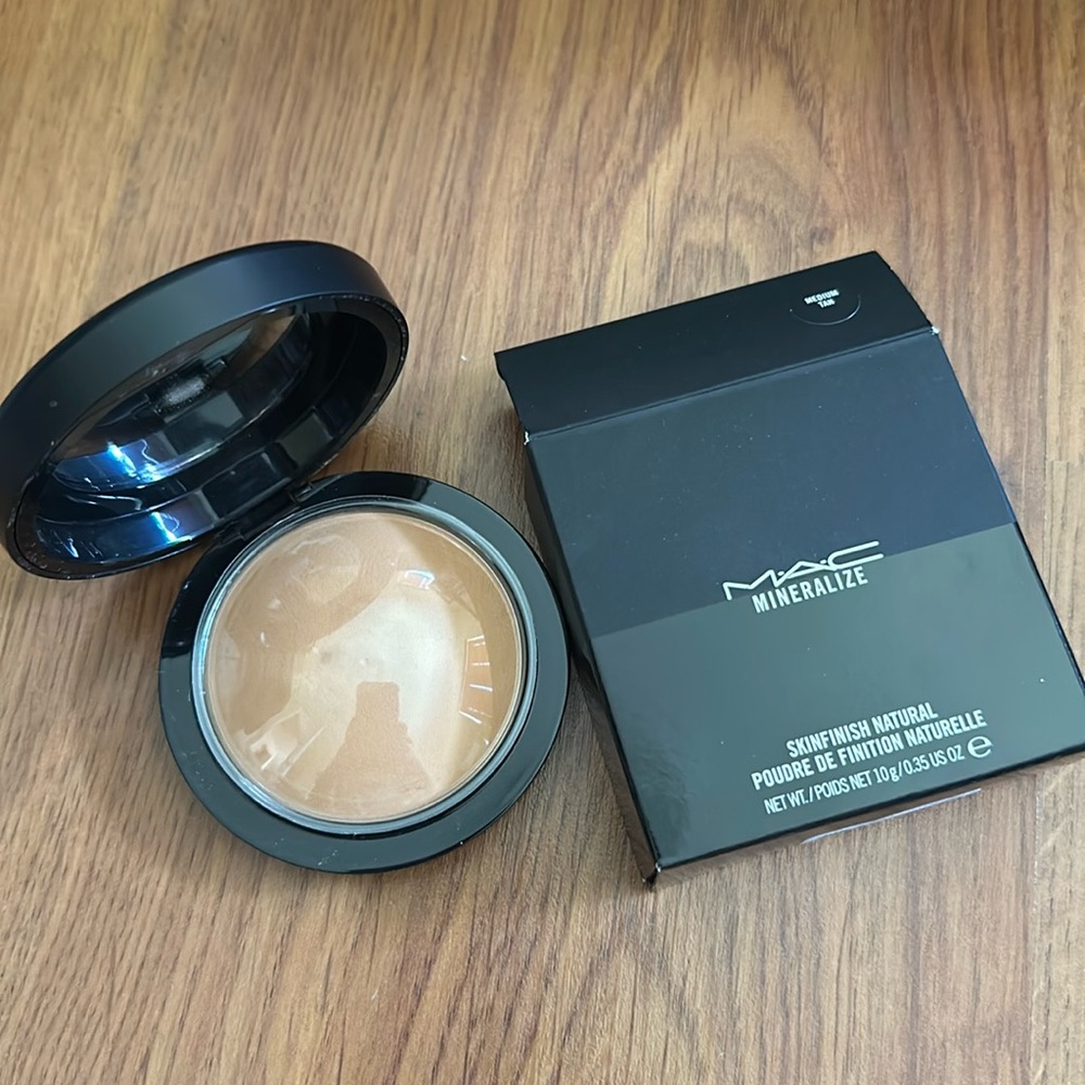 MAC Mineralize Skinfinish in Medium Tan - New with box